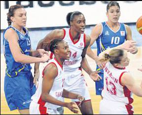 Dişi Aslanlar sert kayaya çarpttı