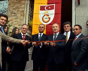 Başkan Aysal dernek açtı