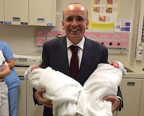 Şimşek ikiz babası oldu