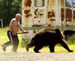 Çılgın adam ayıyı böyle kovaladı