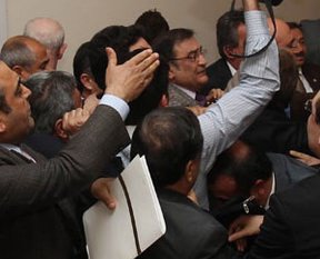 Meclis'te şişeler havada uçuştu!