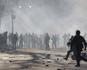 Bosna'da aynı oyun sahnede