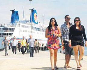 Gemiler yine turist taşıyor