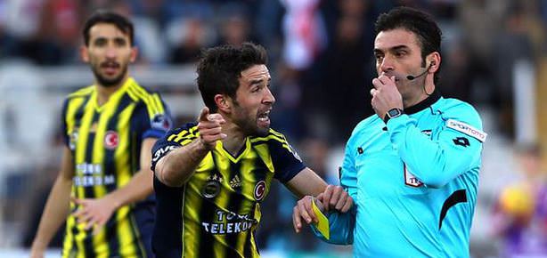 Gökhan Gönül hakemlere yüklendi!