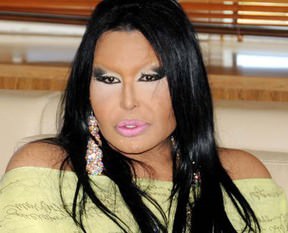 Ünlü sanatçı kaç yaşında?