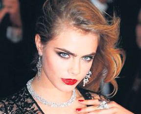 Saçtan sonra kaşları ektik