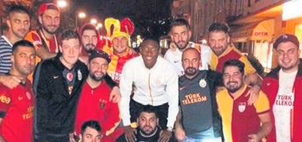 Bayern Münihli Alaba Aslan'a destek verdi