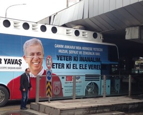 Mansur Yavaş'ın otobüsü köprüye sıkıştı