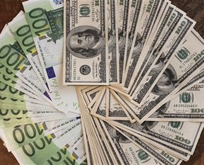 Dolar ve Euro güne hareketli başladı