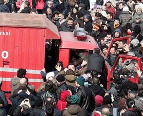 Berkin cenazesinde itfaiyeci dövdüler!