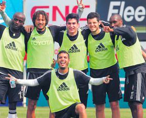 Çift kale sonrası zafer pozu