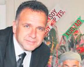Çaycı başkan çay dağıttı