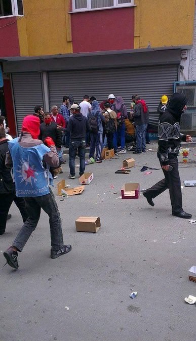 Vandallar marketi yağmaladı