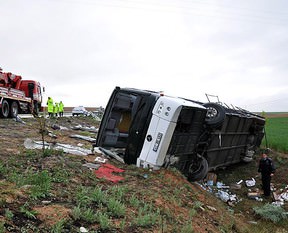 Otobüs devrildi, çok sayıda yaralı var