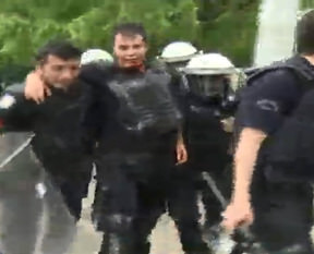 Polisi linç ettiler!