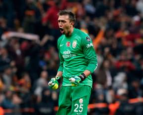 Muslera 5 yıl daha Aslan