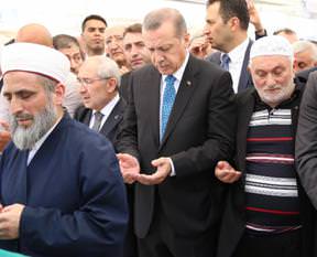Başbakan gıyabi cenaze namazına katıldı