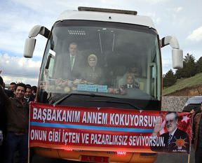 O pankartı görünce otobüsü durdurdu