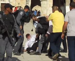 Namaz kılmak isteyen yaşlı adama dayak