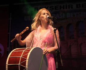 Ünlü şarkıcı hastaneye kaldırıldı