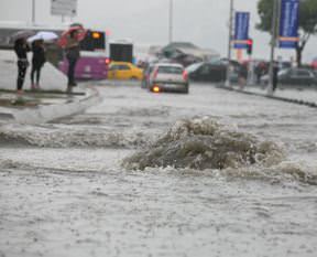 Sağanak yağış İstanbul’u vurdu