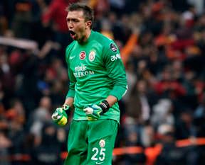 Muslera ilk 10'da
