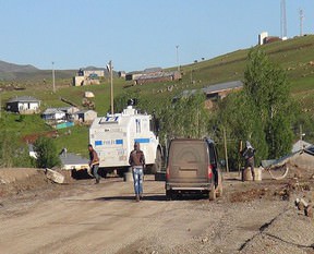 Yolu kapatan gruba operasyon