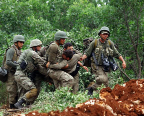 Güvenlik güçlerine ateş açıldı