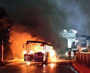 Hainler otobüsü ateşe verdi!