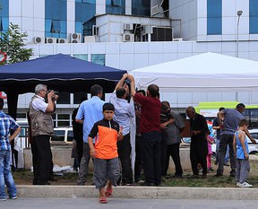 Grev yapan anneler hastaneye kaldırıldı