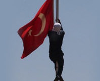Bayrağı indiren hain için özel ekip