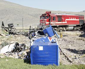 Tren ile TIR çarpıştı: 1 ölü