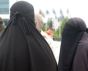 İngiltere'de Müslüman bir kadın öldürüldü!