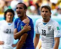 Suarez yine rakibini ısırdı