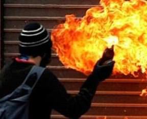 Hakkari'de göstericiler bir işyerine saldırdı