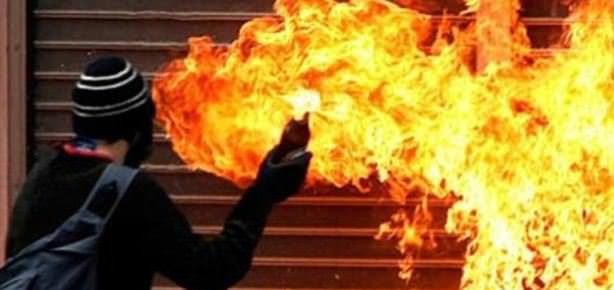 Hakkari’de göstericiler bir işyerine saldırdı