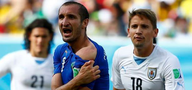 Suarez yine rakibini ısırdı