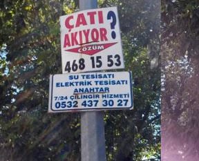 Çatı adayın ofisinin karşısında güldüren ilan