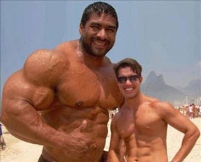 Onu görenler küçük dilini yutuyor!