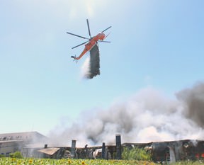 Hadımköy’de ütü fabrikasında yangın