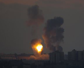 İsrail iftar vakti Gazze’yi bombardımana tuttu