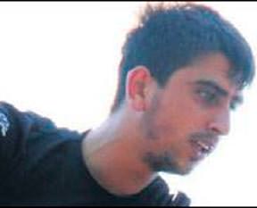 Kardeşi için çatıya çıktı