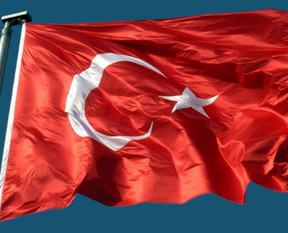 Antalya’da bayrağı indirmeye çalışan kişi vuruldu!