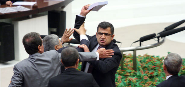 HDP’li vekil Canikli’ye saldırdı!