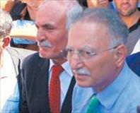 Cami çıkışı yuhalandı