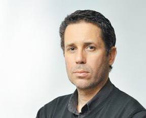 Kelepçe şov yapan polise tepki