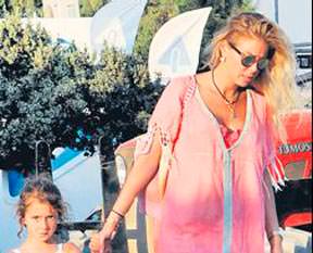 Kızıyla deniz keyfine doğru
