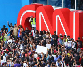 Binlerce kişi CNN’i protesto etti