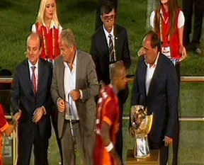 Melo Demirören'i elini yine sıkmadı