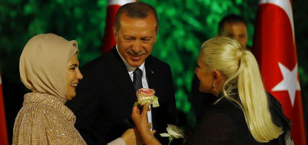 Muazzez Ersoy’dan Erdoğan çiftine gül jesti!
